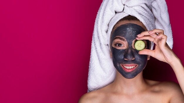 Belle femme avec masque sur