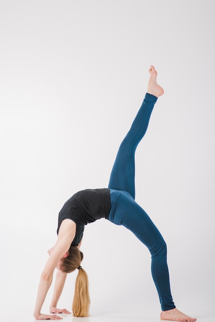 Belle femme méditant avec la jambe vers le haut