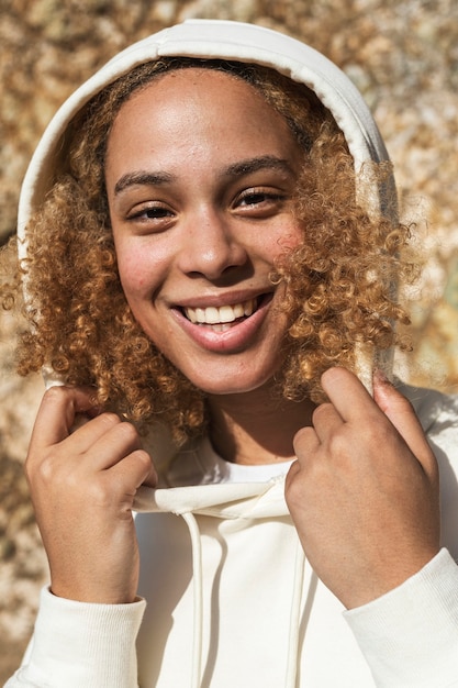 Photo gratuite belle femme en mode hiver à capuche blanc