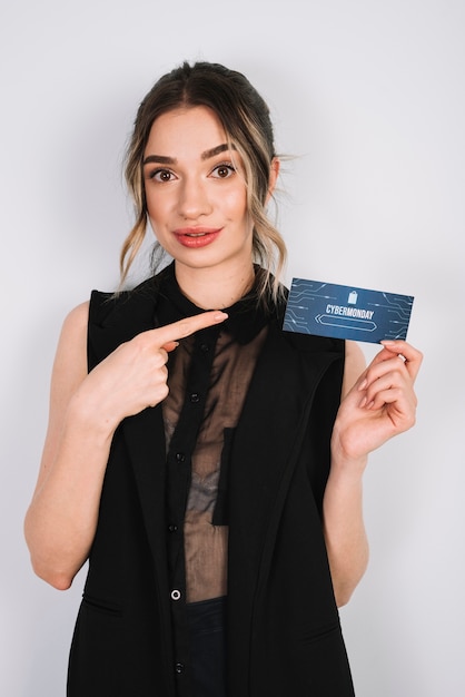 Belle femme montrant une carte avec cyber lundi