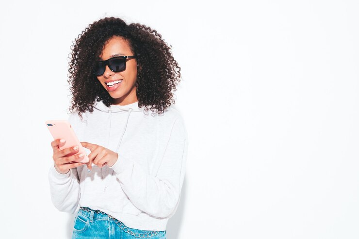 Photo gratuit belle femme noire avec la coiffure de boucles afro