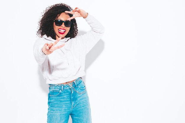 Belle femme noire avec la coiffure de boucles afro