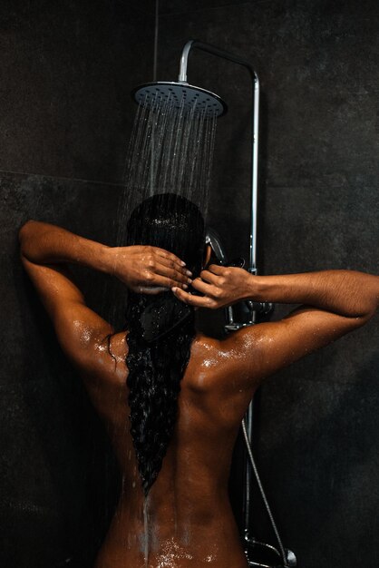 Belle femme noire à la douche