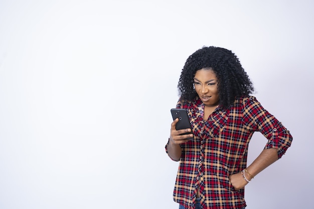 Belle femme noire regardant son téléphone déçue