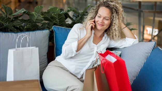 Belle femme parlant au téléphone