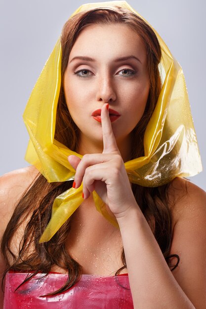 Belle femme pendant un jour de pluie