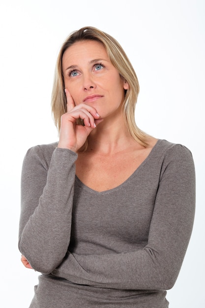 Belle femme pensive en studio en levant