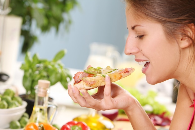 Belle femme avec pizza