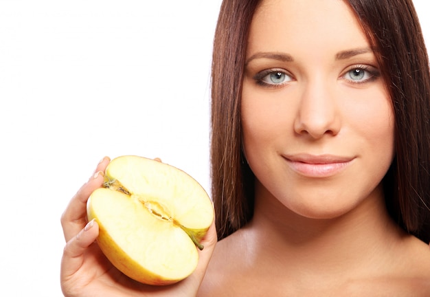 Belle femme avec pomme en mains