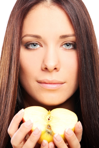 Photo gratuite belle femme avec pomme en mains