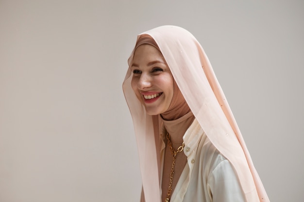 Belle femme portant le hijab