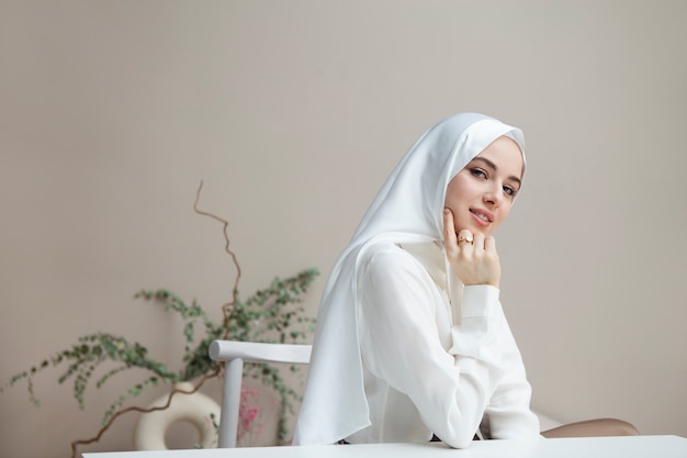 Belle femme portant le hijab