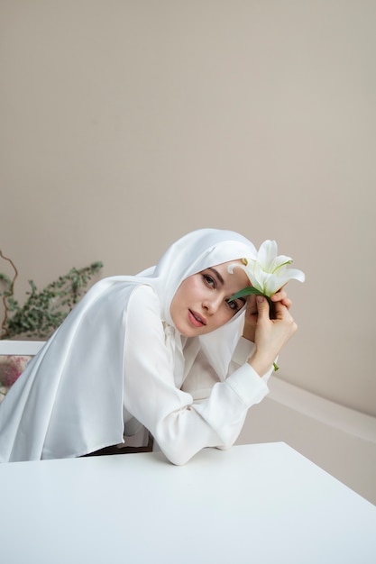 Photo gratuite belle femme portant le hijab