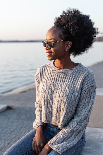 Photo gratuite belle femme portant des lunettes de soleil et à la recherche de suite