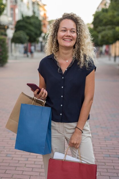 Belle femme portant des sacs à provisions