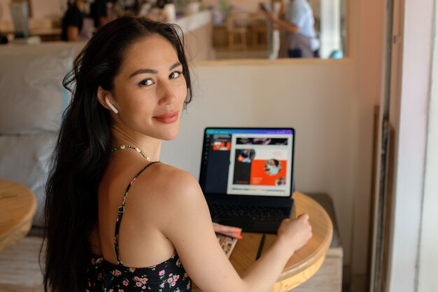 Belle femme posant au café