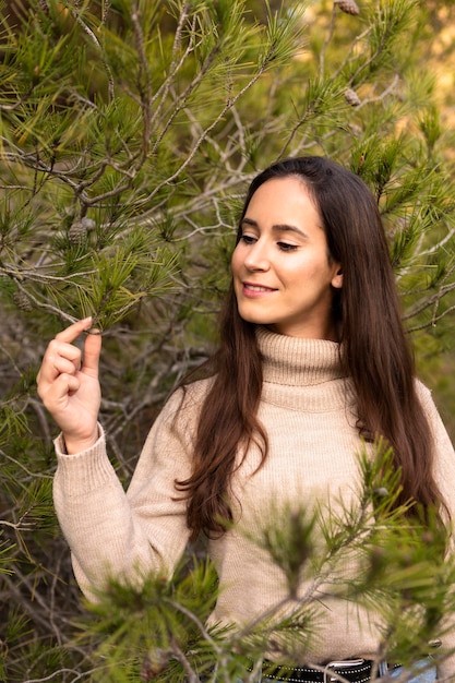 Photo gratuite belle femme posant dans la nature à l'extérieur