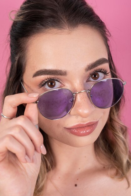 Belle femme posant avec des lunettes