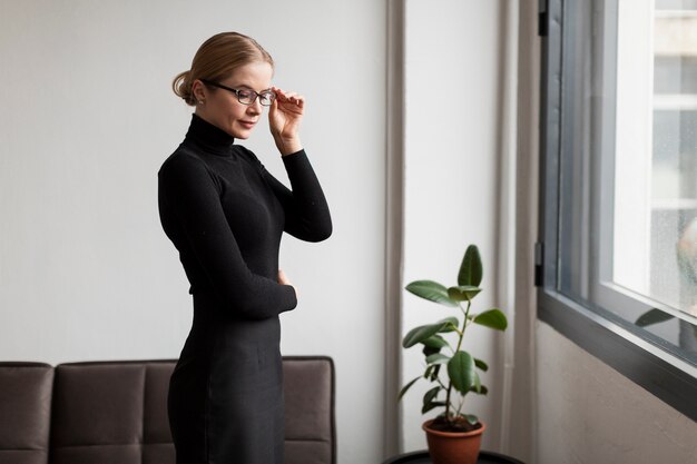 Belle femme posant avec des lunettes