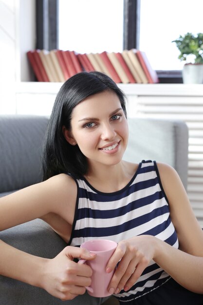 Belle femme posant à la maison