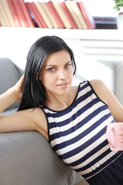 Belle femme posant à la maison