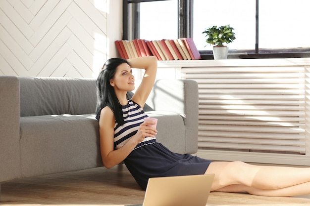 Belle femme posant à la maison