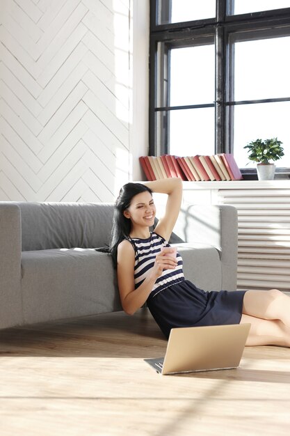 Belle femme posant à la maison