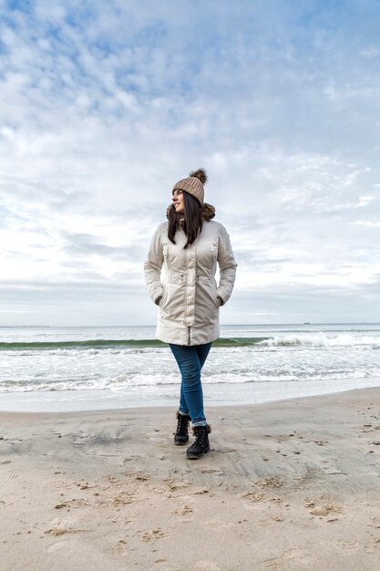 Belle femme posant près de la mer