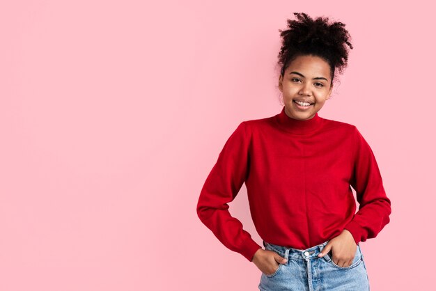 Belle femme posant et souriant