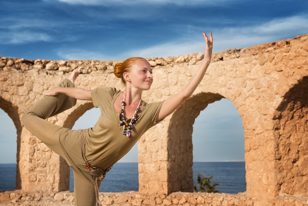 Photo gratuite belle femme pratiquant le yoga