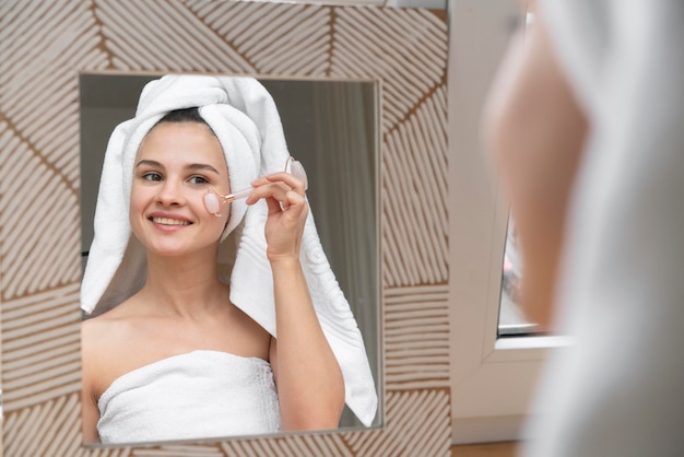 Belle femme prenant soin d'elle-même à la maison