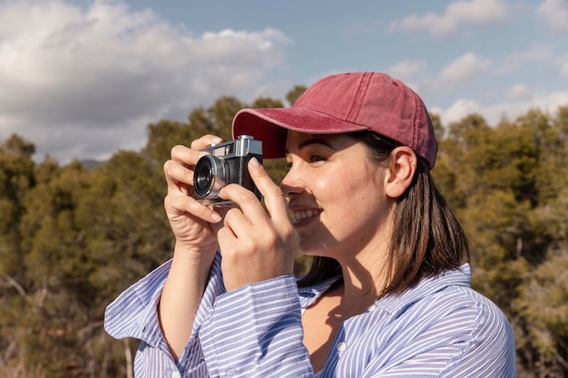 Photo gratuite belle femme profitant de la nature