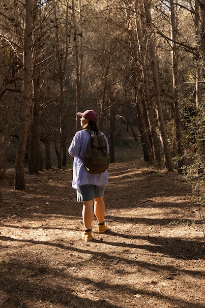 Photo gratuite belle femme profitant de la nature