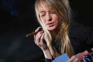 Photo gratuite belle femme qui fume un cigare