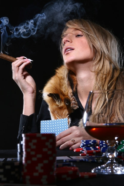 Belle femme qui fume un cigare