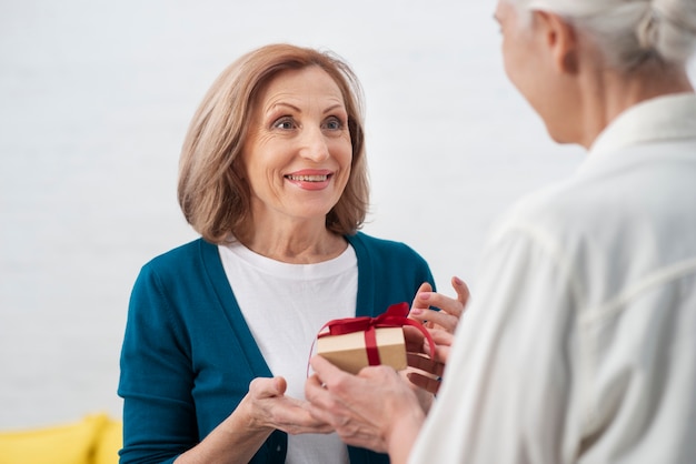 Belle femme recevant un cadeau