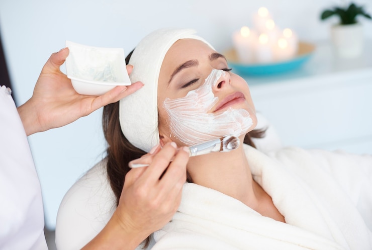 Photo gratuit belle femme recevant un traitement de beauté