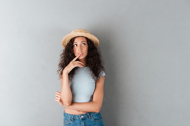 Belle femme regardant la caméra sérieusement isolée