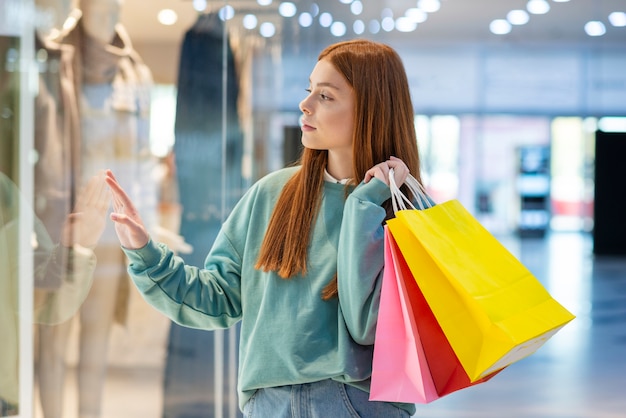 Belle femme regardant la vitrine