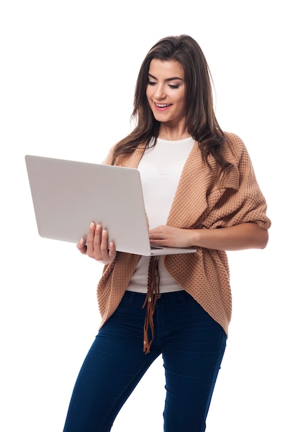 Belle Femme Restant Connectée à Internet