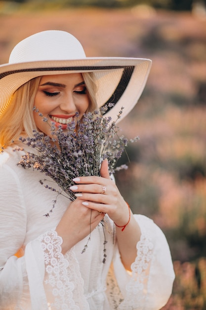 Photo gratuite belle femme en robe blanche dans un champ de lavande