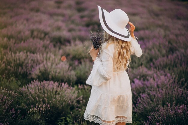 Belle femme en robe blanche dans un champ de lavande