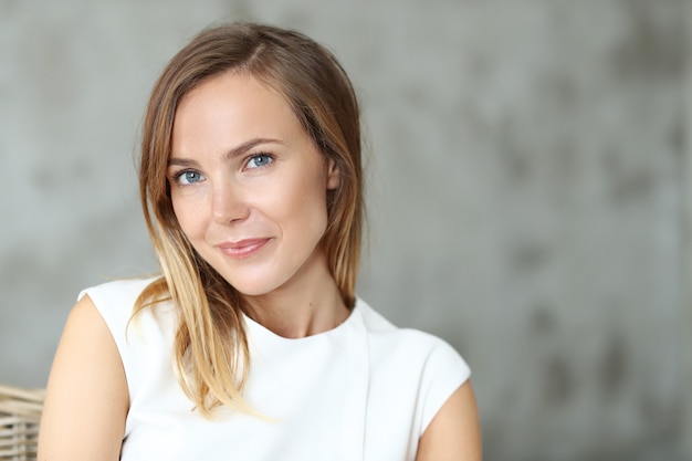 Photo gratuite belle femme en robe blanche