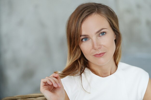 Belle femme en robe blanche