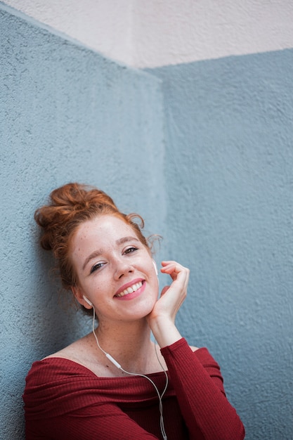 Photo gratuite belle femme rousse regardant la caméra