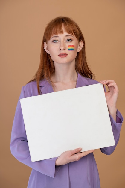 Photo gratuite belle femme rousse avec symbole arc-en-ciel