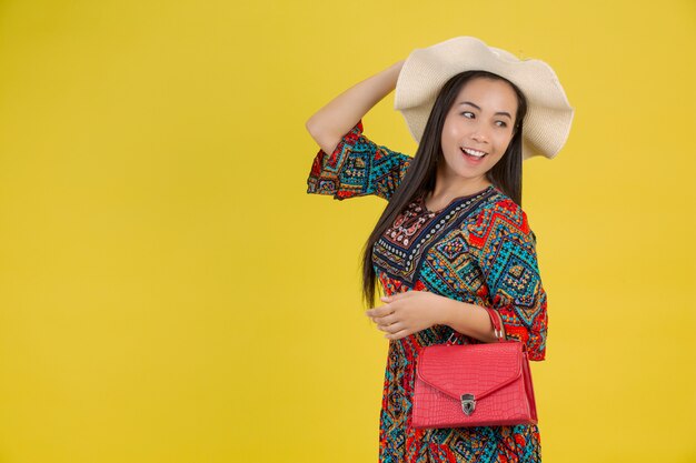 Belle femme avec un sac dans le jaune