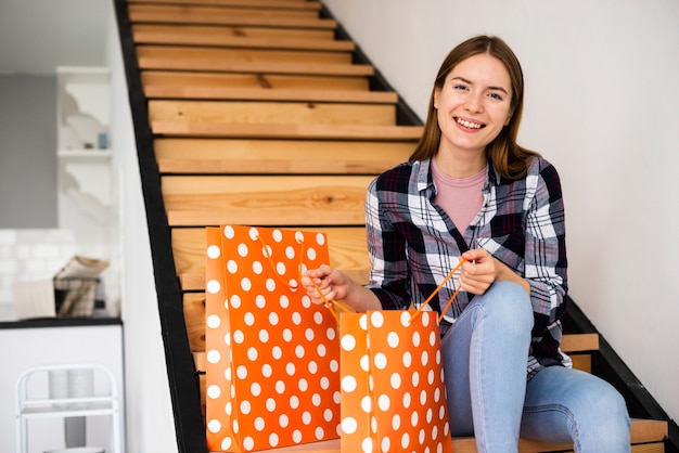 Belle femme avec des sacs et assise