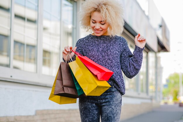 Belle femme avec des sacs à provisions