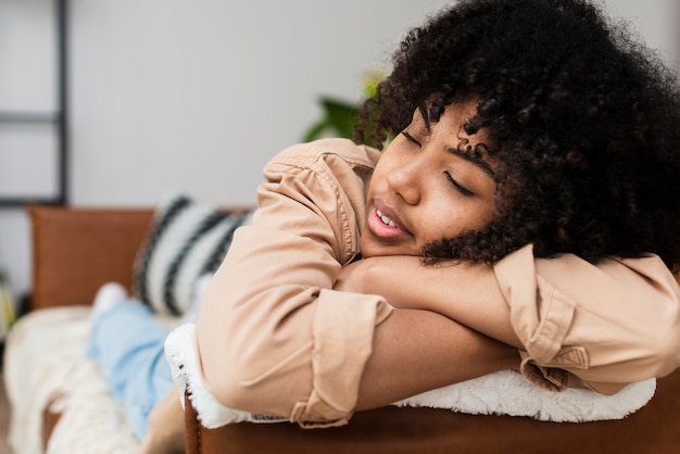 Belle femme se détendre sur le canapé